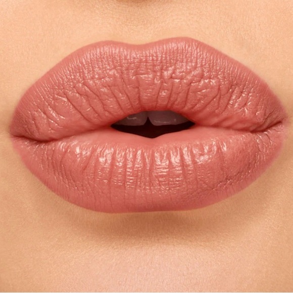Mac VELVET TEDDY color: Silky matte lipstick with 12-hour wear - Picture 3 of 6